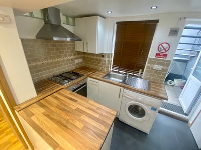 Beautiful Islington 1 Bedroom Available Now! Main Photo
