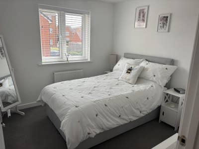 Monday–Friday Double Room with Private Bathroom Main Photo