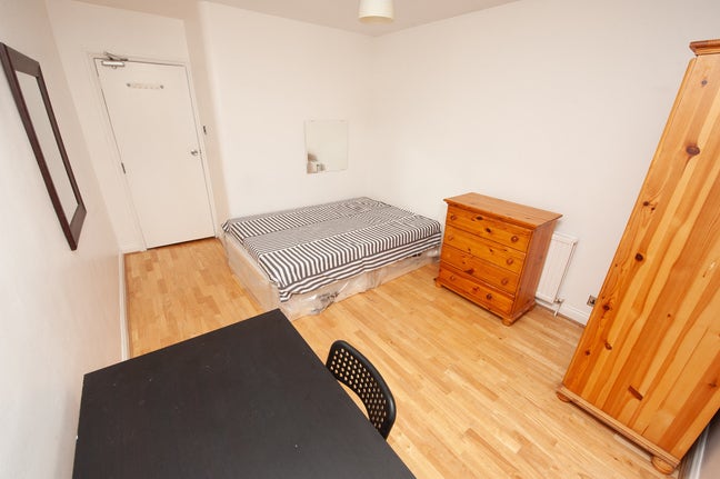 2 Double in Prime Location / &pound;0 Deposit & &pound;0 Bills Main Photo