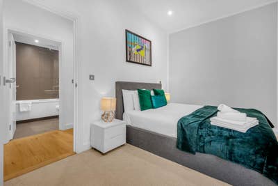Serviced 1-Bed Apartment – Hounslow TW3, Heathrow Main Photo
