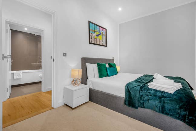 Serviced 1-Bed Apartment – Hounslow TW3, Heathrow Main Photo