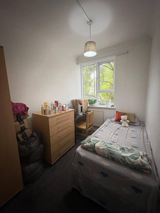 Student-Friendly 4-Bed Flat | 3 Room Available Main Photo