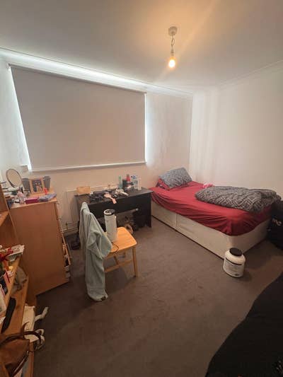 Student-Friendly 4-Bed Flat | 3 Room Available Main Photo