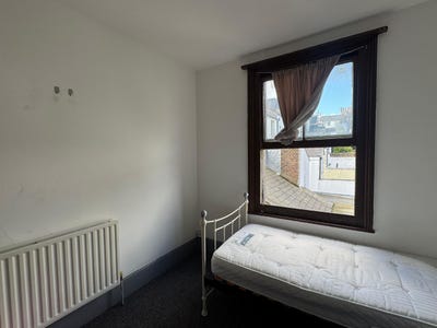 Bright Central Bedsit Opposite Brighton Station  Main Photo