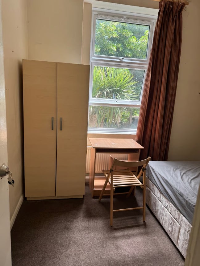 Single room in zone 2, clean flat. Main Photo