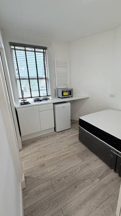 New Refurbished Studio Flats-All Bills Included Main Photo
