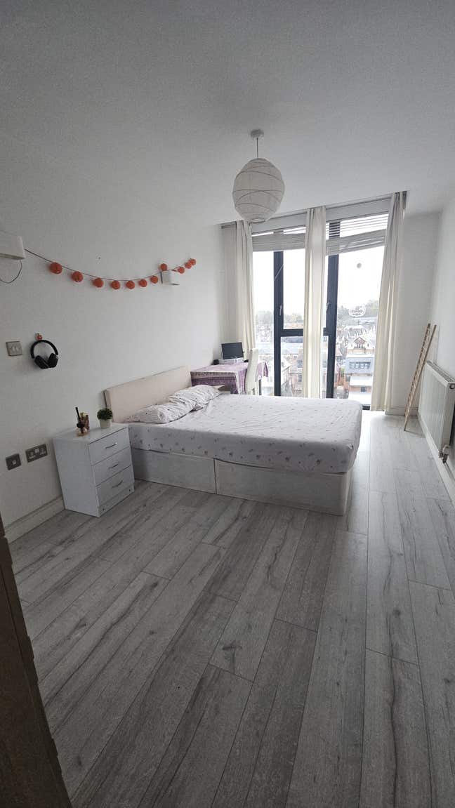 Room in in 2-Bed Flat | 10 Min Walk to Station Main Photo