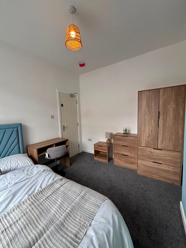 Newly Refurbished room in 3 Bed House Share Main Photo