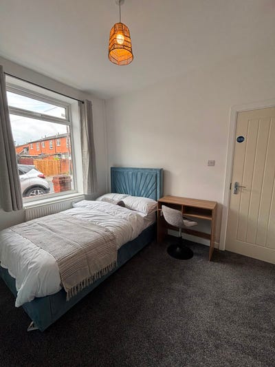 Newly Refurbished 3 Bed Houseshare Main Photo
