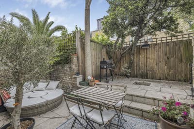 1 bed flat with private garden Main Photo