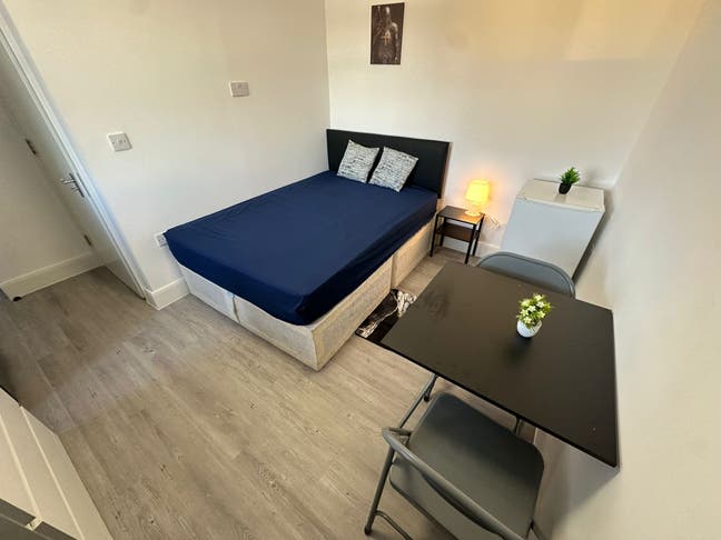 🛏️✨ En-Suite Room to Let in - Neasden  Main Photo