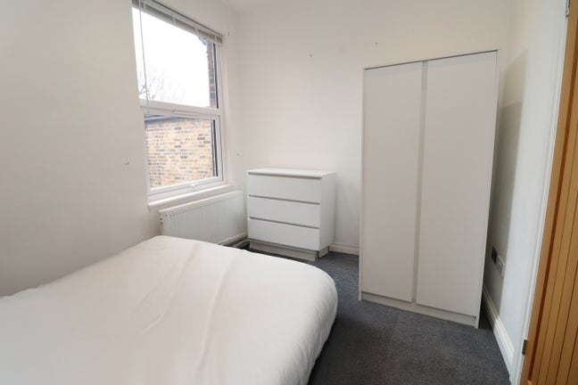 Ensuite Move in Asap Next to Piccadilly Line!! Main Photo