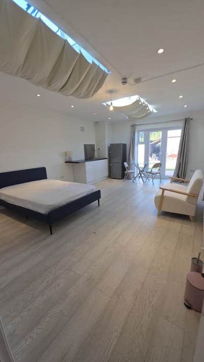 ✨ Luxury Boutique Ensuite Suite in SL1 ✨ Main Photo