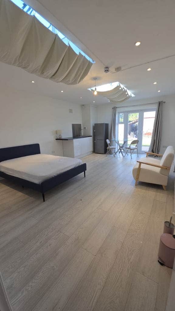 ✨ Luxury Boutique Ensuite Suite in SL1 ✨ Main Photo