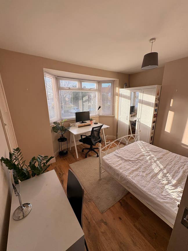 Spacious double room in a quiet 2-Person House Main Photo