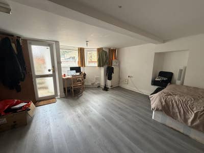 Spacious Basement Studio Flat - Upper Clapton Road Main Photo