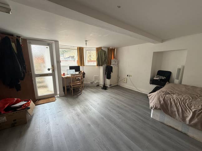 Spacious Basement Studio Flat - Upper Clapton Road Main Photo