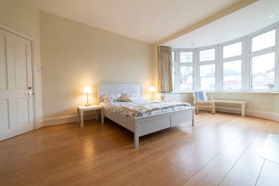 Acton Town Large Room Main Photo
