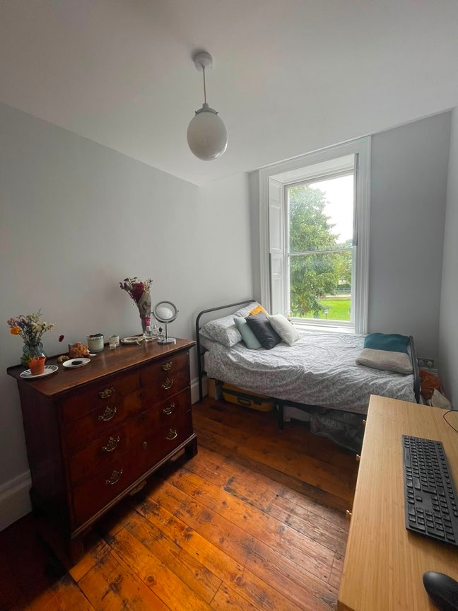 Lovely bedroom available in sunny flat in Bath!  Main Photo