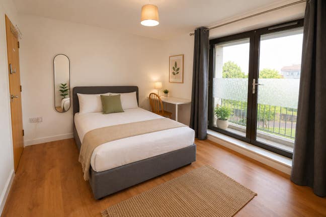 Large Rooms with Balcony! Stunning Modern Flat Main Photo