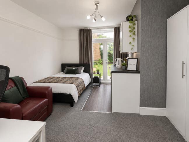 🏡 Large Ensuite Room + Private Kitchenette Main Photo