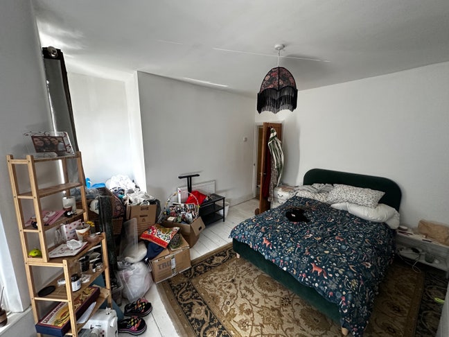 Bright spacious room next to park  Main Photo