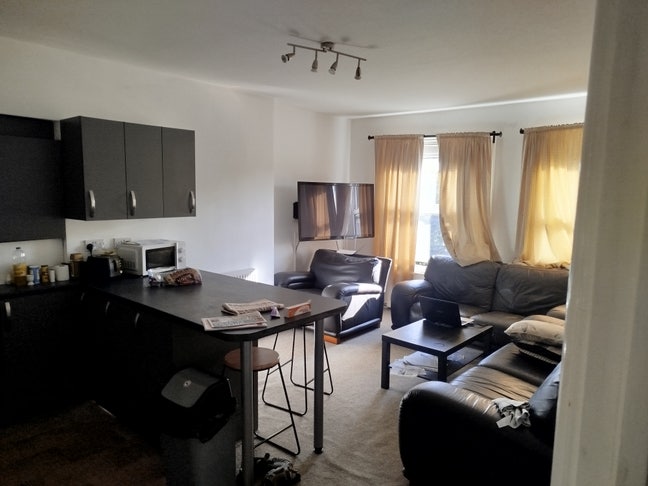Looking for a roommate Main Photo