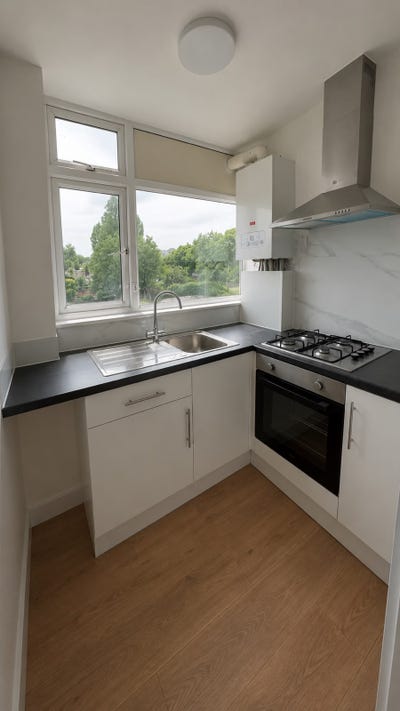 Modern Refurbished 2-Bed Flat Main Photo