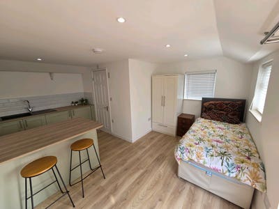 Self-contained annex in 4 bed house Main Photo