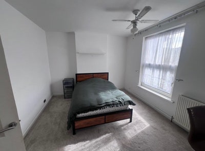 Cosy large master room in Southsea Main Photo
