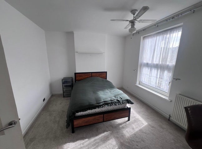 Cosy large master room in Southsea Main Photo