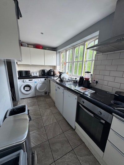 🏡✨ Stylish Ensuite Room – All Bills Included! Main Photo