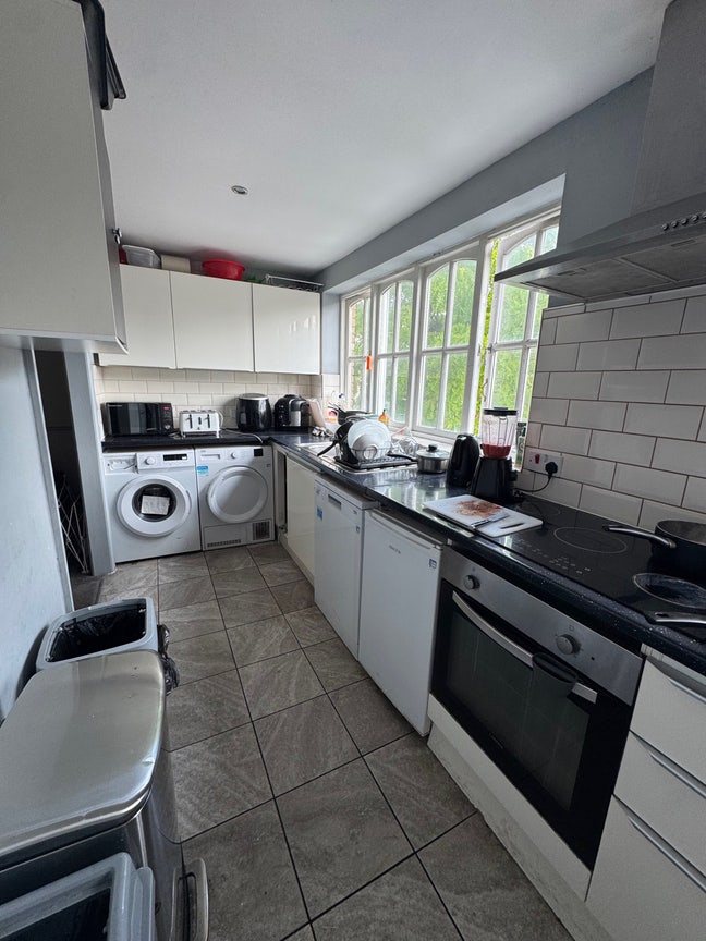 🏡✨ Stylish Ensuite Room – All Bills Included! Main Photo