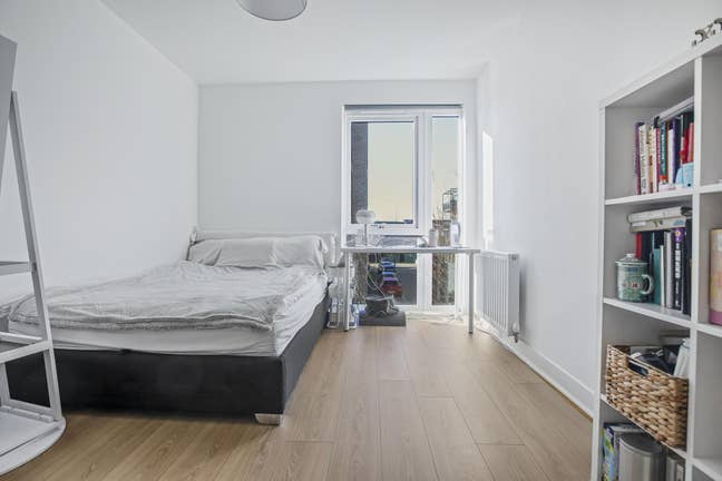 En-suite double, one min from Colindale station  Main Photo