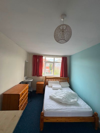 Single Bed Room–only 5 Mins from Highfield  Campus Main Photo
