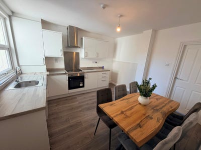 Brand New Refurbished HMO!! Main Photo