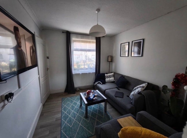  Furnished Double Room Available-Bills inclusive Main Photo