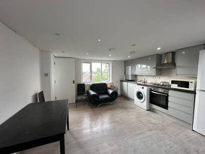 Three bedroom maisonette to let in London E4 Main Photo