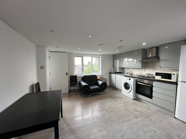 Three bedroom maisonette to let in London E4 Main Photo