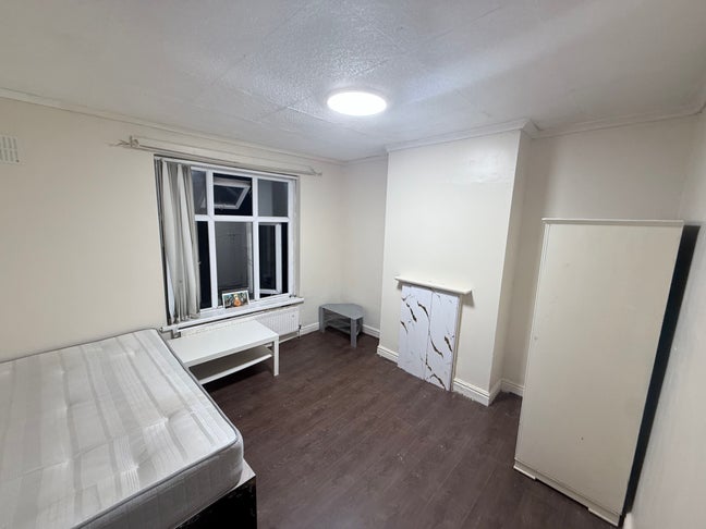 Available double bedroom Main Photo