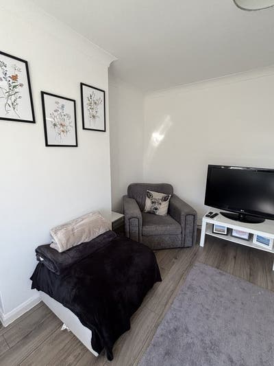 Small double available furnished in beautiful home Main Photo