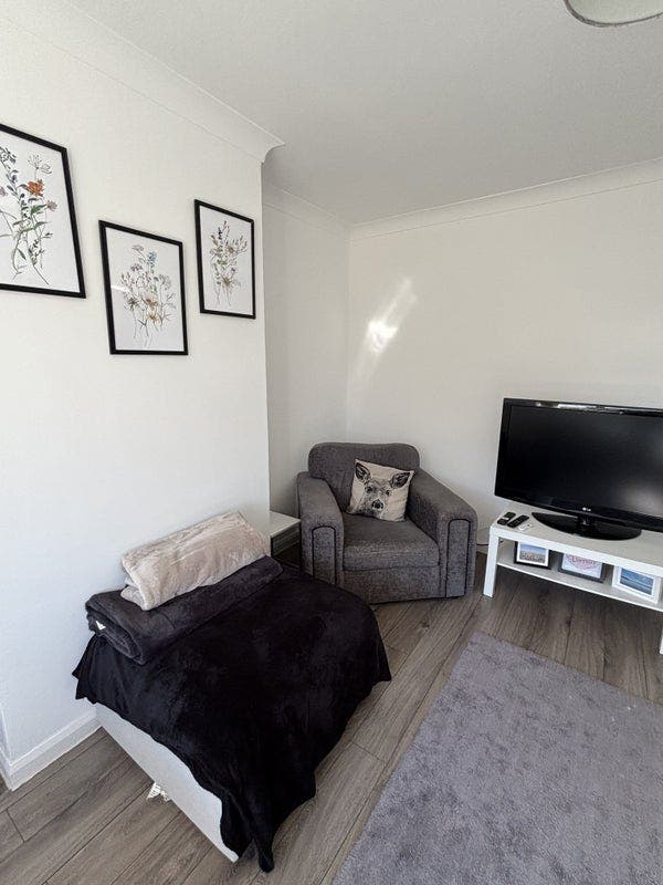 Small double available furnished in beautiful home Main Photo