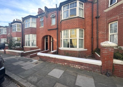 Lovely house share-available  Main Photo