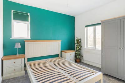 Room in recently renovated house near hospital Main Photo