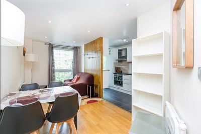 Double room in 2-bed flat near Canary Wharf Main Photo