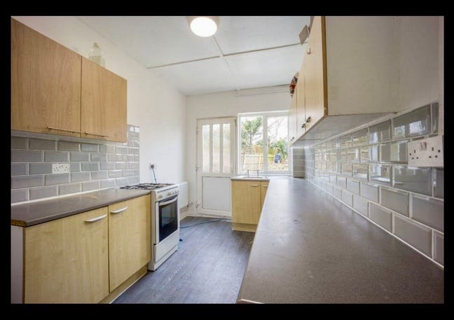 Lovely Cosy House Best Location,Warm & Bright Main Photo