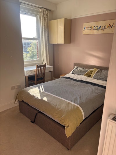 Bright double en suite room available- Mon to fri Main Photo