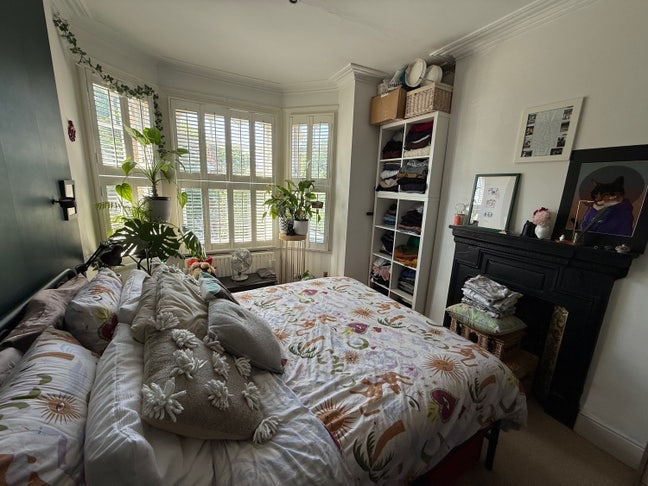 Large airy room, in a quiet  Victorian flat. Main Photo
