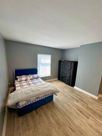 Spacious Double Room- quiet house  M35 Main Photo