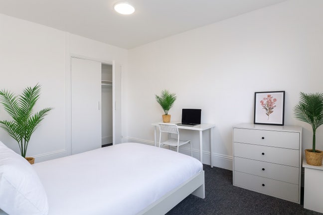 Three Stylish Double Rooms minutes from Kennington Main Photo